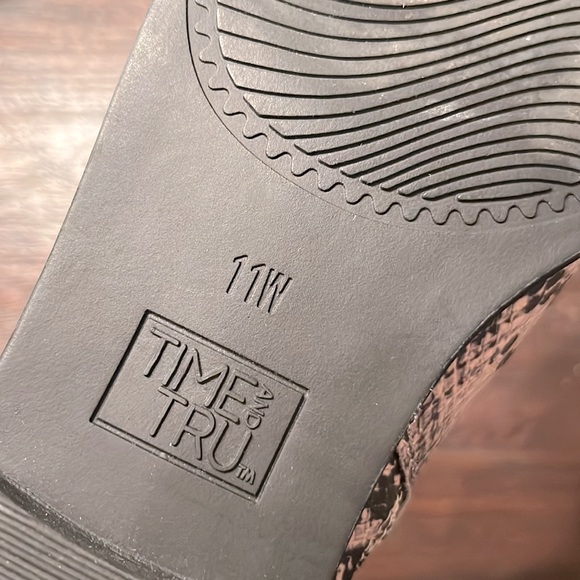 SNAKE SKIN ANKLE BOOTIES WITH ZIPPER โจโจ๐ - Picture 8 of 8